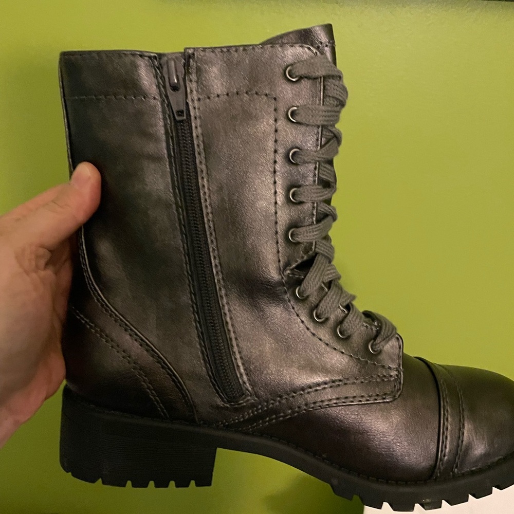Silver Arizona size 9 zip up side combat boot.
